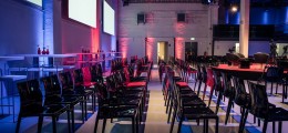 Conference-Hall-Reihenbestuhlung-Illumination1