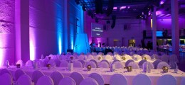 Conference-Hall-Binnerbestuhlung-Tafeln
